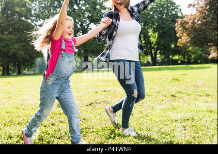 Glückliche Mutter mit Tochter in einem Park Stockfoto