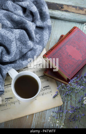 Tasse schwarzen Kaffee, Buch und Musik Blatt Stockfoto