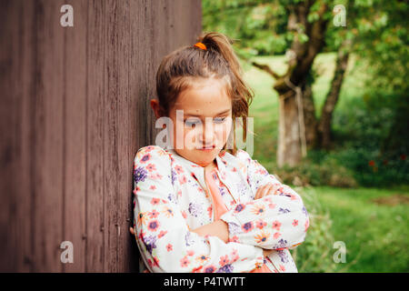 Porträt von kleinen Mädchen Mund schmollend Stockfoto