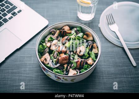 Lunch Box mit Salat, Zwiebeln, gebratenen Champignons, Zwiebeln und Balsamico Stockfoto