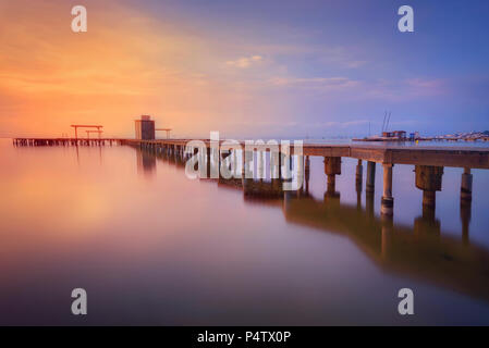 Spanien, La Manga del Mar Menor, Pier bei Sonnenaufgang Stockfoto