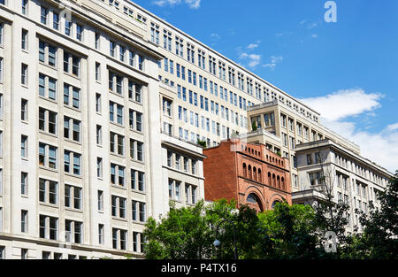 Washington DC, USA - Juni 5, 2018: Bürogebäude an der 10th Street und der Pennsylvania Avenue Stockfoto