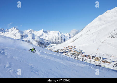 Österreich, Tirol, Kühtai, man Skifahren im Winter Landschaft Stockfoto