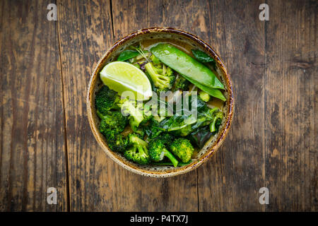 Schüssel grünem Thai-Curry mit Broccoli, Pak Choi, Zuckerschoten, Baby Spinat und Kalk Stockfoto