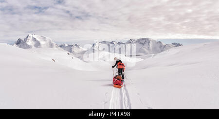 Grönland, Schweizerland Alpen, Kulusuk, Tasiilaq, weiblich ski Tourer Stockfoto