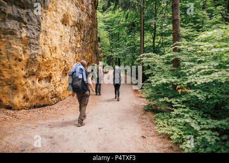 Deutschland, Sachsen, Elbsandsteingebirge, Freunde auf eine Wanderung Stockfoto