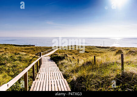 Deutschland, Schleswig-Holstein, Sylt, Holzsteg durch Dünen Stockfoto