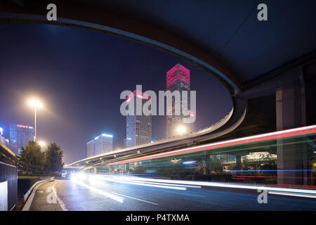 China, Peking, Central Business District und Verkehr in der Nacht Stockfoto