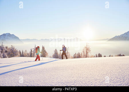 Österreich, Tirol, Schneeschuhwanderer bei Sonnenaufgang Stockfoto