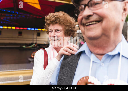 Portrait der älteren Frau Spaß zusammen mit ihrem Ehemann auf Messe Stockfoto