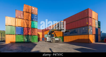 Deutschland, gestapelte Container Stockfoto