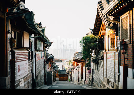 Südkorea, das Dorf Bukchon Hanok, Straße mit traditionellen Häusern Stockfoto