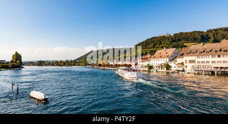 Schweiz, Kanton Schaffhausen, Stein am Rhein, Rhein, tourboat, Burg Hohenklingen Stockfoto