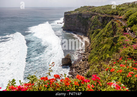 Blick auf Pura Luhur Uluwatu und den Pazifischen Ozean, Bali, Indonesien Stockfoto