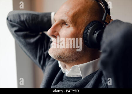 Älterer Mann Kopfhörer tragen, hören Musik, Porträt Stockfoto