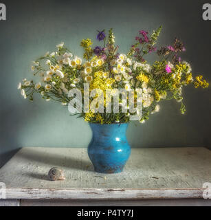 Noch immer leben mit wilden Blumen und Muscheln. Jahrgang. Stockfoto