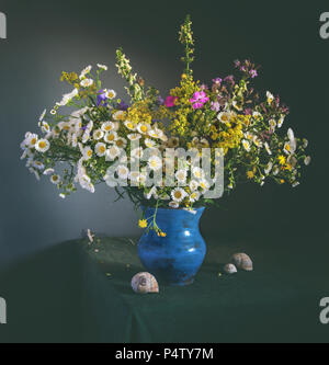 Noch immer leben mit wilden Blumen und Muscheln. Jahrgang. Stockfoto