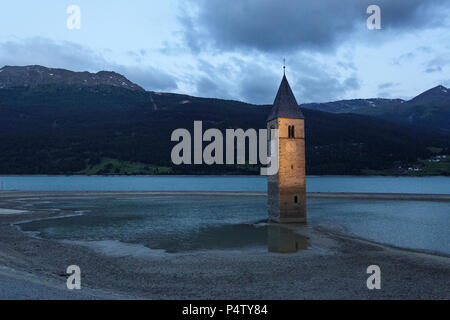 Kirche unter Wasser, ertrunken, Dorf, Berge und Gipfel im Hintergrund. Reschensee Reschen See Lago di Resia. Italien, Europa, Südtirol Stockfoto