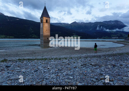 Kirche unter Wasser, ertrunken, Dorf, Berge und Gipfel im Hintergrund. Reschensee Reschen See Lago di Resia. Italien, Europa, Südtirol Stockfoto