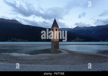 Kirche unter Wasser, ertrunken, Dorf, Berge und Gipfel im Hintergrund. Reschensee Reschen See Lago di Resia. Italien, Europa, Südtirol Stockfoto