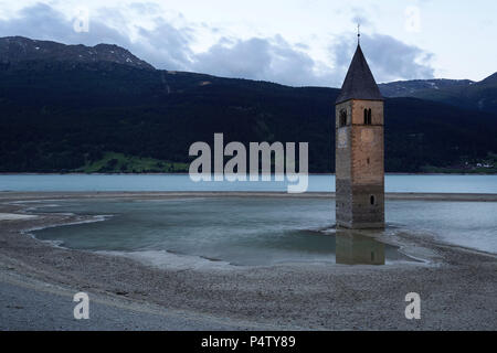 Kirche unter Wasser, ertrunken, Dorf, Berge und Gipfel im Hintergrund. Reschensee Reschen See Lago di Resia. Italien, Europa, Südtirol Stockfoto