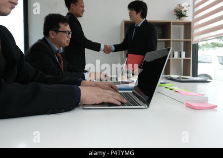 Geschäft Leute die Hände schütteln nach Beendigung einer Versammlung. Zwei Kollegen handshaking nach der Konferenz. Gruß, Teamarbeit, Partnerschaft, Corpora Stockfoto