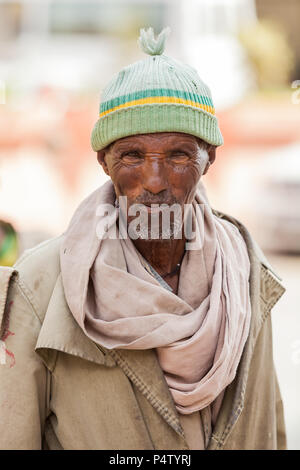 Addis Abeba, Äthiopien, 27. Januar 2014, alten afrikanischen Mann, der gerade in die Kamera schaut Stockfoto