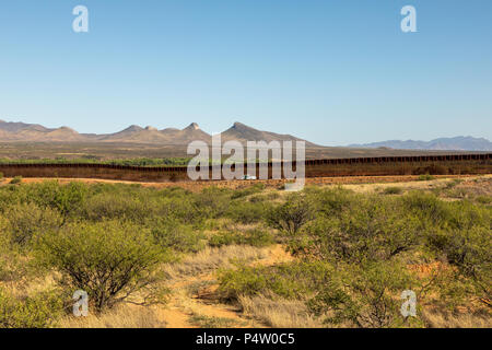 US-mexikanischen Grenze Mauer/Zaun Schlangen über Arizona Landschaft in der Nähe der Stadt Wunder Valley, Arizona, USA. Stockfoto