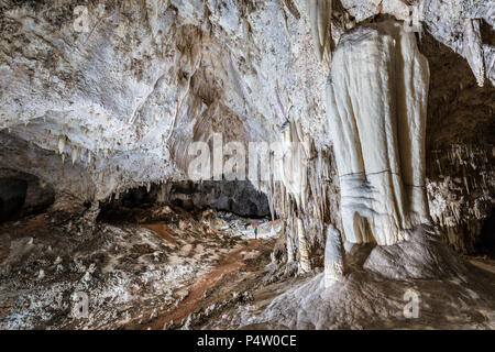 Höhlenforscher in der unteren Höhle, sondern von der Kammer in den Schatten gestellt, Carlsbad Caverns, New Mexico, USA Stockfoto