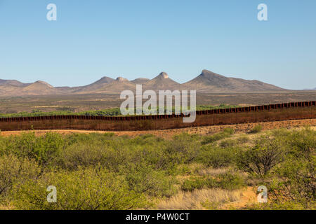 US-mexikanischen Grenze Mauer/Zaun Schlangen über Arizona Landschaft in der Nähe der Stadt Wunder Valley, Arizona, USA. Stockfoto