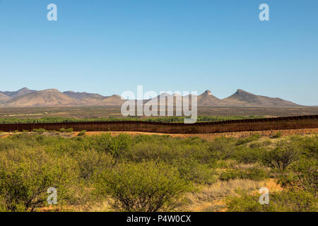 US-mexikanischen Grenze Mauer/Zaun Schlangen über Arizona Landschaft in der Nähe der Stadt Wunder Valley, Arizona, USA. Stockfoto