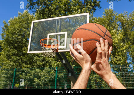 Hände werfen Basketball Ball Stockfoto