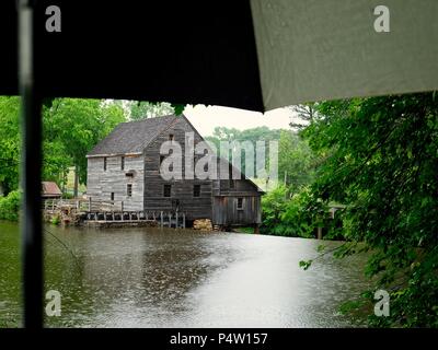 Feder Duschen an der historischen Mühle Yates County Park in Raleigh North Carolina - Blick von der Aussichtsplattform über dem Teich Stockfoto