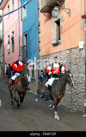 Paar fahren rücksichtslos Pferderennen "Sa Carrela e Nanti", während des Karnevals in Santu Lussurgiu, Oristano, Sardinien, Italien, Europa Stockfoto