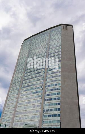 Mailand, Italien Pirelli Tower Fassade. Tagesansicht von 1958 32-stöckigen Wolkenkratzer Grattacielo Pirelli, die derzeit von der regionalen Regierung der Lombardei gehört. Stockfoto