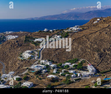 Mykonos, Griechenland weisse Häuser auf einem Hügel. Externe tag Blick auf traditionelle Häuser am Neuen Hafen Viertel mit Blick auf die Ägäis. Stockfoto