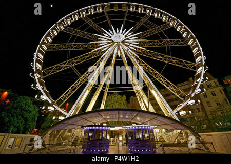 Die Budapester Auge, ein 65 Meter hohes Riesenrad in Erzsébet Platz, Budapest, Ungarn, liegt. Stockfoto