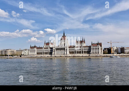 Das ungarische Parlament in Budapest am Ufer der Donau, ist der Sitz der Nationalversammlung von Ungarn. Stockfoto