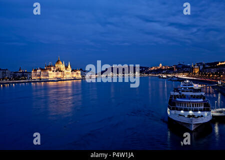 Das ungarische Parlament in Budapest am Ufer der Donau, ist der Sitz der Nationalversammlung von Ungarn. Stockfoto