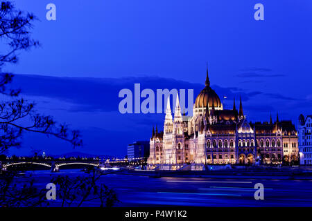 Das ungarische Parlament in Budapest am Ufer der Donau, ist der Sitz der Nationalversammlung von Ungarn. Stockfoto