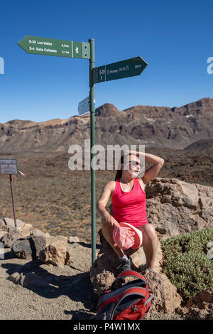 Weibliche Touristen genießt die Aussicht auf Los Roques de Garcia in Las Canadas National Park, Teide, UNESCO Weltkulturerbe, Teneriffa, Kanarische Inseln Stockfoto