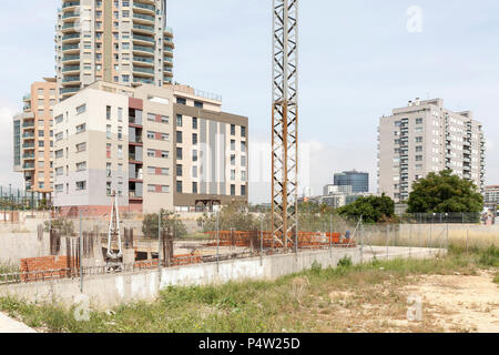 Valencia, Spanien, hohe Häuser, unbebautes Land und eine verlassene Baustelle im Bereich der Entwicklung Stockfoto