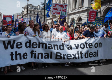 London, Großbritannien. 23. Juni 2018. Anti-Brexit März und Sammlung für einen Menschen in Central London. Leiter der Parade mit Gina Miller und Sir Tony Robinson in Pall Mall. Stockfoto