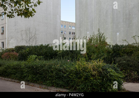 Berlin, Deutschland, sanierte Plattenbauten auf Geithainer Straße in Berlin-Hellersdorf Stockfoto