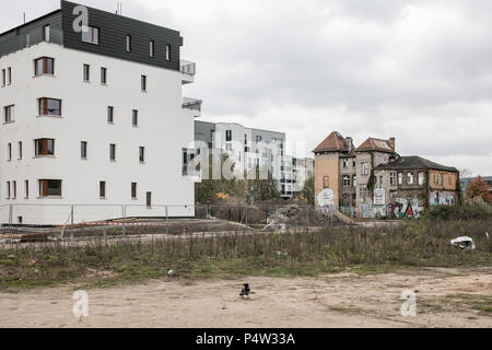 Berlin, Deutschland, neue Gebäude und Industrie Ruinen auf der Halbinsel Stralau in der Rummelsburger Bucht und die Unbebauten Bank zwischen Kynaststrasse und Glasblaeserallee Stockfoto