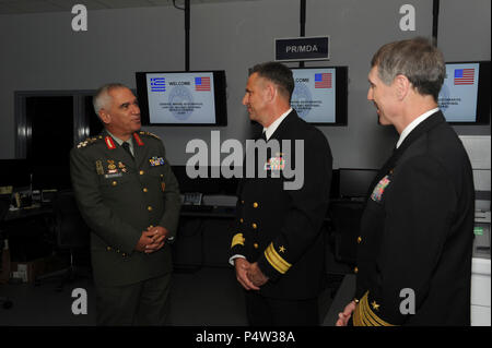 Neapel, Italien (Okt. 2010) 15, 2013) - Leiter der griechischen Streitkräfte General Staff, General Michail Kostarakos, spricht mit hinteren Adm. Robert P. BURKE, stellvertretender Kommandant, USA 6 Flotte, und Adm. Bruce Clingan, Commander, U.S. Naval Forces Europa-afrika, in der Maritime Operations Center für US-amerikanische Seestreitkräfte Europa-afrika/U.S. 6 Fuhrpark-zentrale bei seinem Besuch in Naval Support Activity Neapel Capodichino. Stockfoto