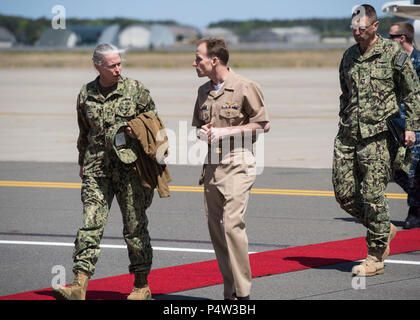 MISAWA, Japan (9. Mai 2017) Vice Adm. Maria M. Jackson, Commander, Marine Installationen Befehl, spricht mit Kapitän Keith Henry, Kommandierender Offizier, Naval Air Facility Misawa, bei ihrer Ankunft in Misawa Airbase. Stockfoto