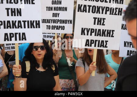 Athen, Griechenland. 22. Juni, 2018. Griechen in Athen gegen die Öffnung der Geschäfte am Sonntag demonstrieren. Credit: George Panagakis/Pacific Press/Alamy leben Nachrichten Stockfoto