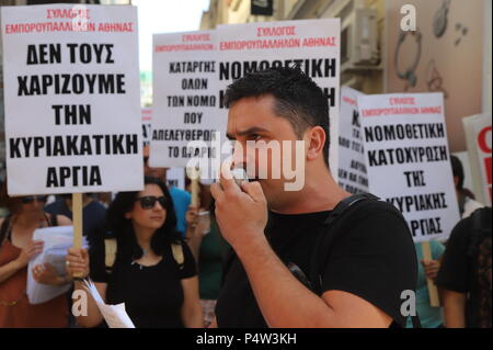 Athen, Griechenland. 22. Juni, 2018. Griechen in Athen gegen die Öffnung der Geschäfte am Sonntag demonstrieren. Credit: George Panagakis/Pacific Press/Alamy leben Nachrichten Stockfoto