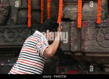 Guwahati, Indien. 22. Juni, 2018. Indischen devotees bieten Gebete durch Berühren des Kamakhya Tempels während der jährlichen Ambubachi Festival in Kamakhya Tempels in Guwahati, Assam, Indien. Tausende von Gläubigen und heiligen Männer aus dem ganzen Land zusammen jedes Jahr an der Kamakhya Tempels in Guwahati für diese drei Tag lang Festival. Das Festival feierte die Menstruation Periode der Göttin, in der das Sanctum Sanctorum des Heiligtums Anbeter geschlossen bleibt. Quelle: David Talukdar/Pacific Press/Alamy leben Nachrichten Stockfoto